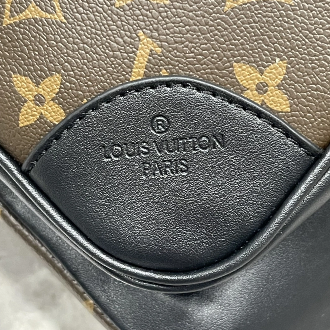 Louis Vuitton LV AAA Man Backpacks Minimalist 3493