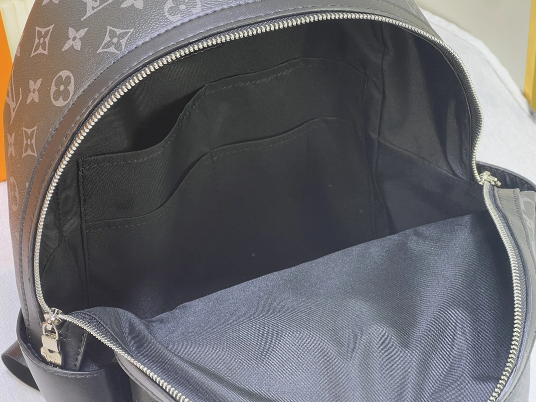 Louis Vuitton LV AAA Man Backpacks Refined 5688