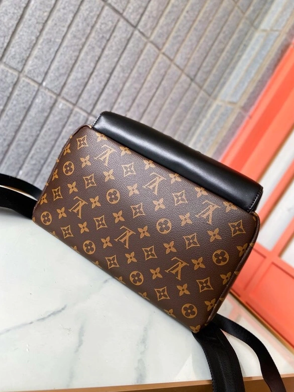 Louis Vuitton LV AAA Man Backpacks Refined 9831