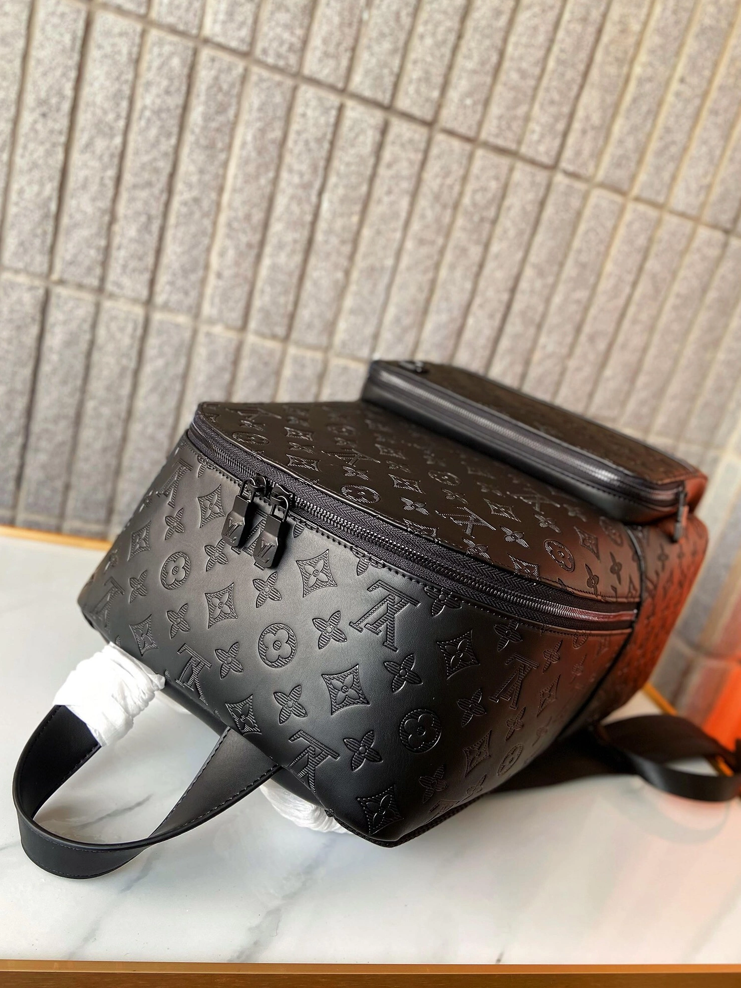 Louis Vuitton LV AAA Man Backpacks Resilient 636