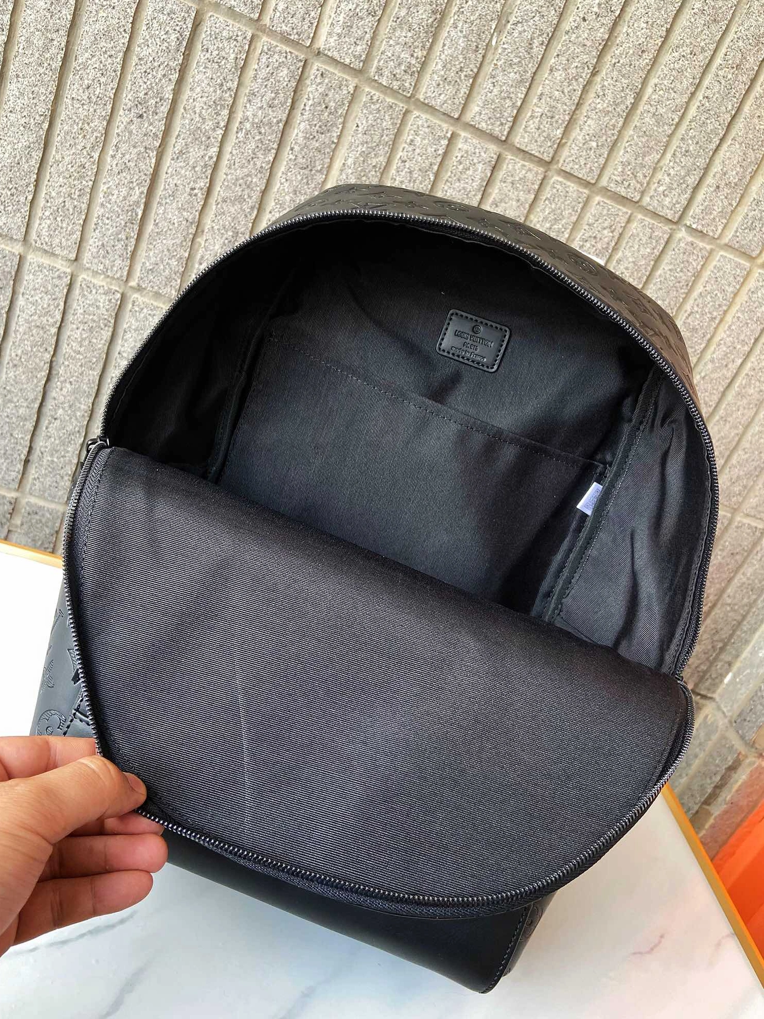 Louis Vuitton LV AAA Man Backpacks Resilient 636