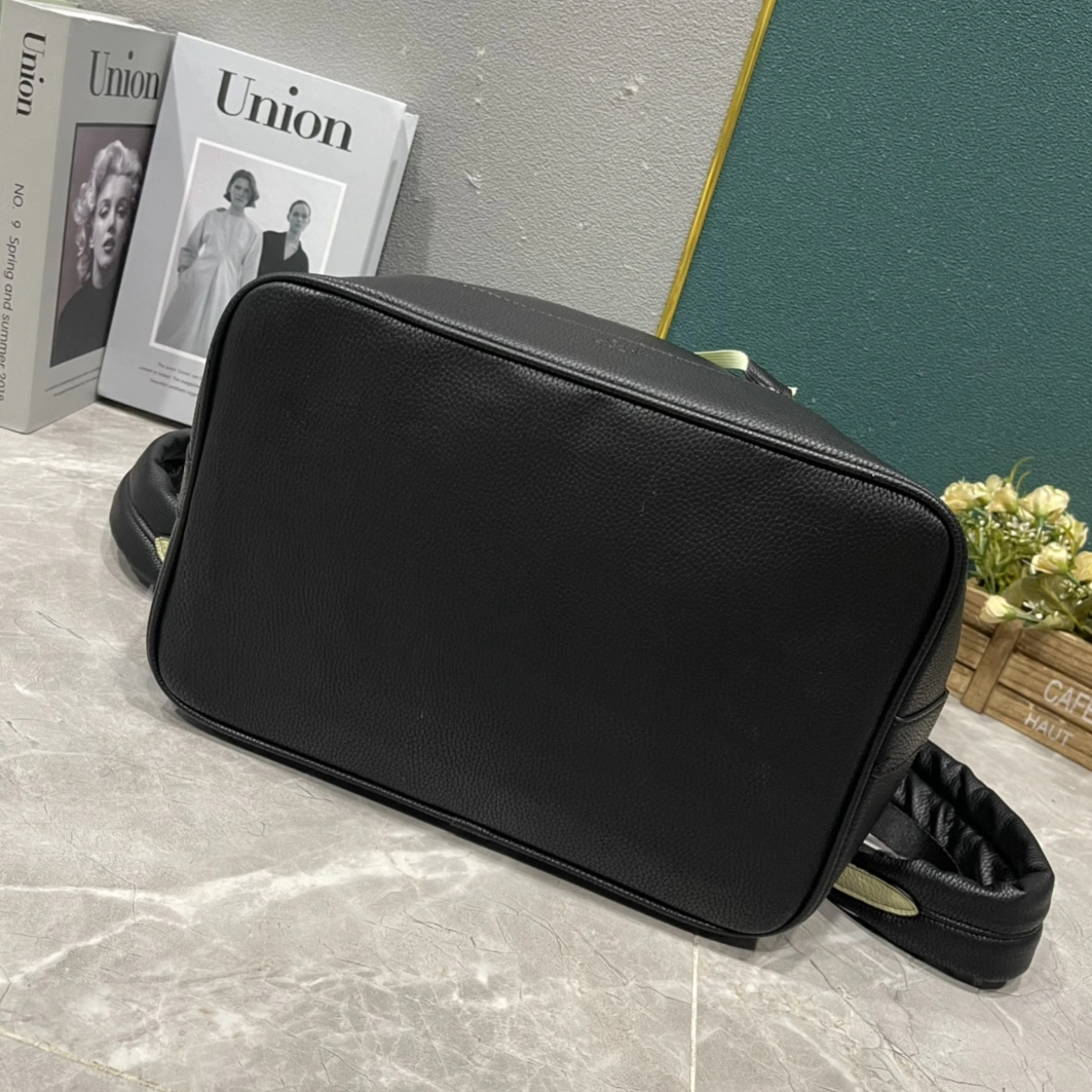 Louis Vuitton LV AAA Man Backpacks Sleek 6449