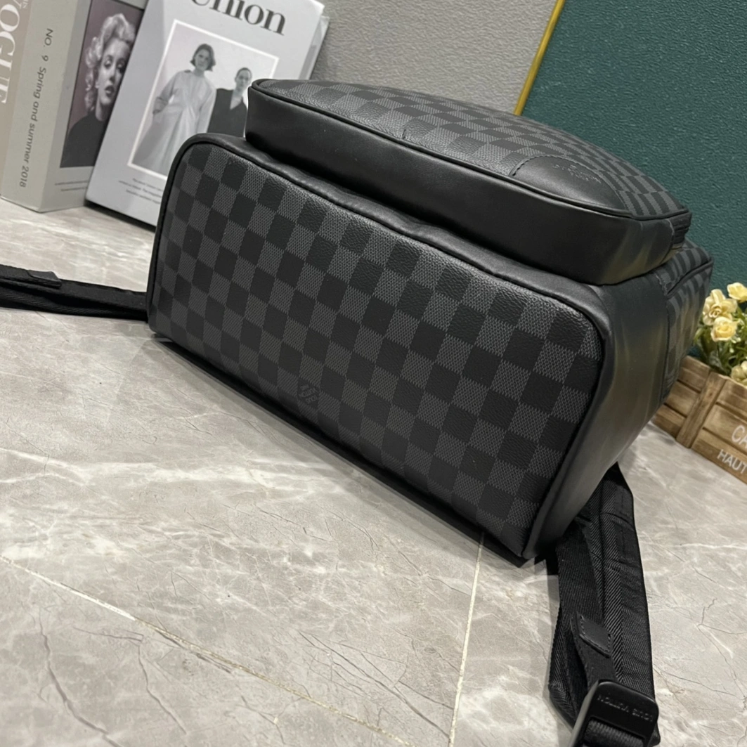 Louis Vuitton LV AAA Man Backpacks Vibrant 2561