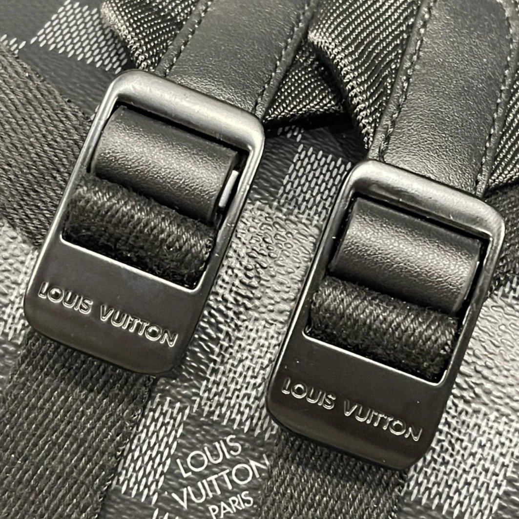 Louis Vuitton LV AAA Man Backpacks Vibrant 2561