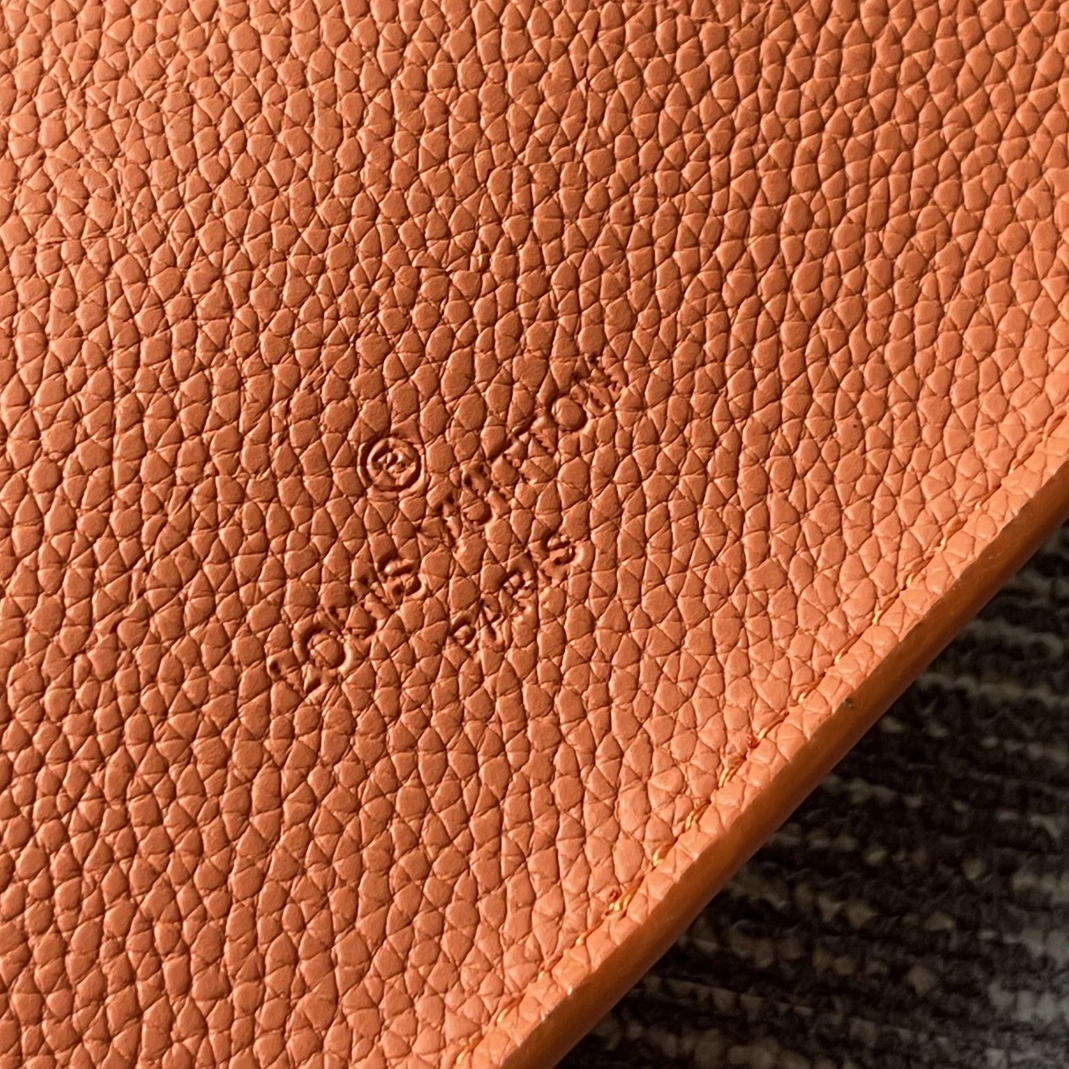 Louis Vuitton LV AAA Man Pockets Refined 4799