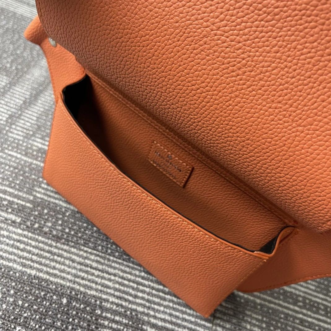 Louis Vuitton LV AAA Man Pockets Refined 4799