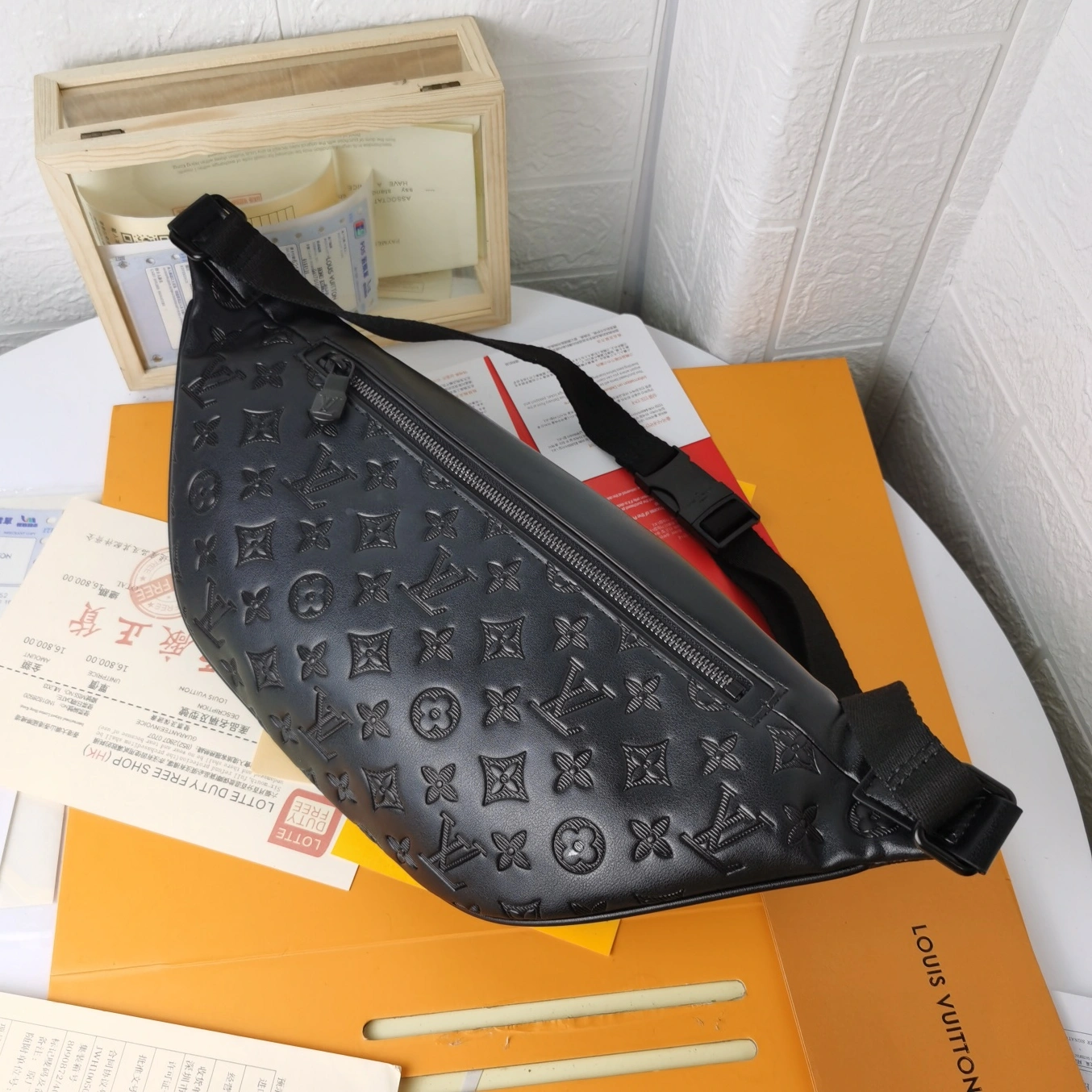 Louis Vuitton LV AAA Man Pockets StreetReady 4952