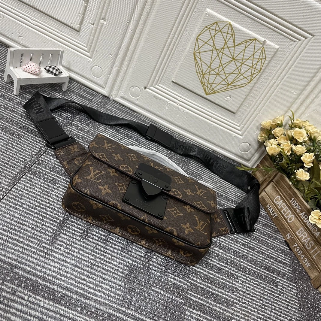 Louis Vuitton LV AAA Quality Belt Bags For Men Reliable 5857