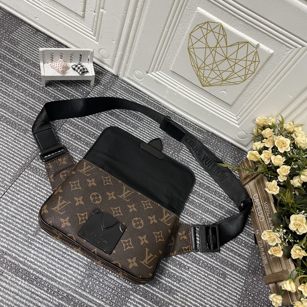Louis Vuitton LV AAA Quality Belt Bags For Men Reliable 5857