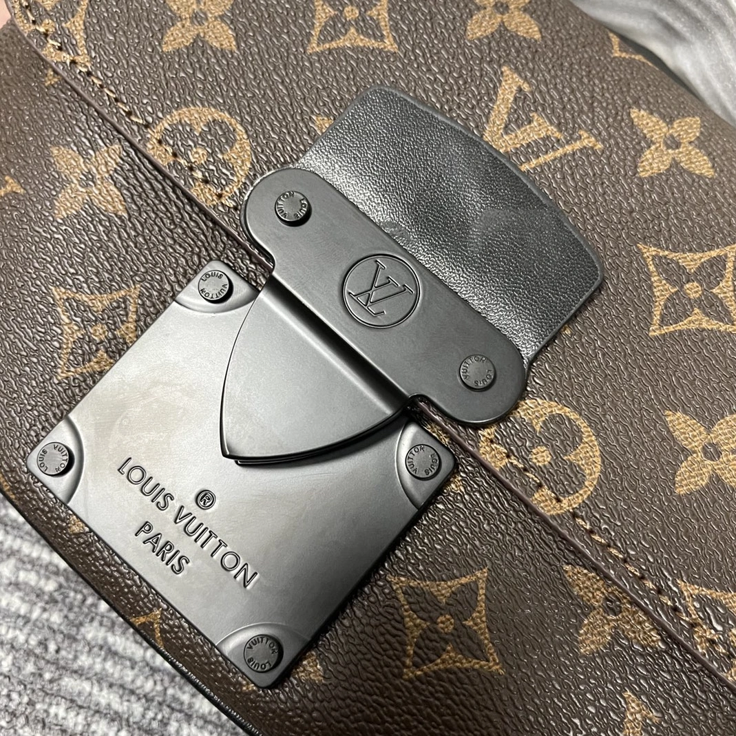 Louis Vuitton LV AAA Quality Belt Bags For Men Reliable 5857