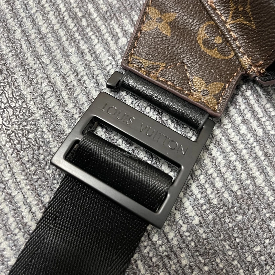 Louis Vuitton LV AAA Quality Belt Bags For Men Reliable 5857