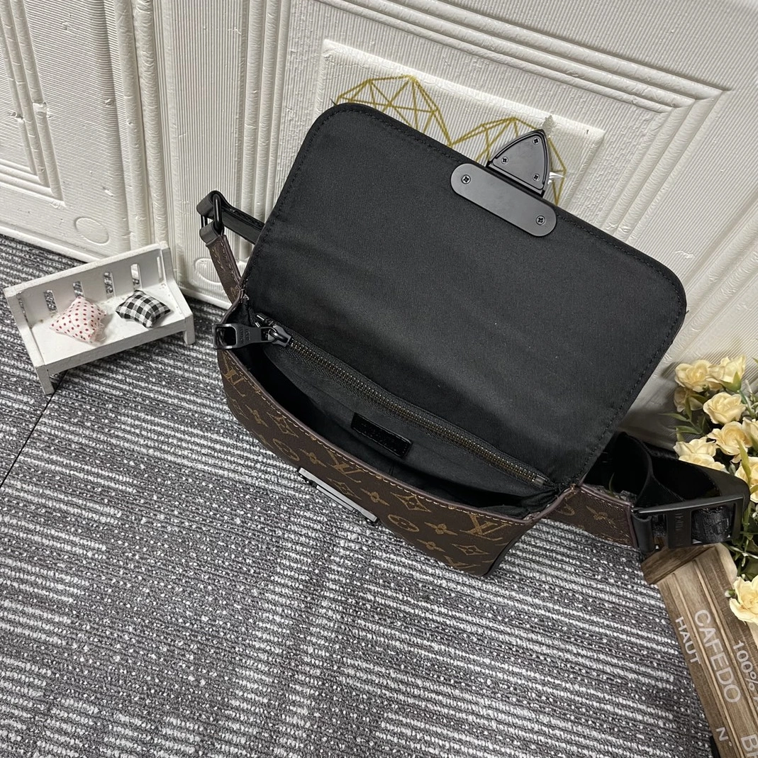 Louis Vuitton LV AAA Quality Belt Bags For Men Reliable 5857