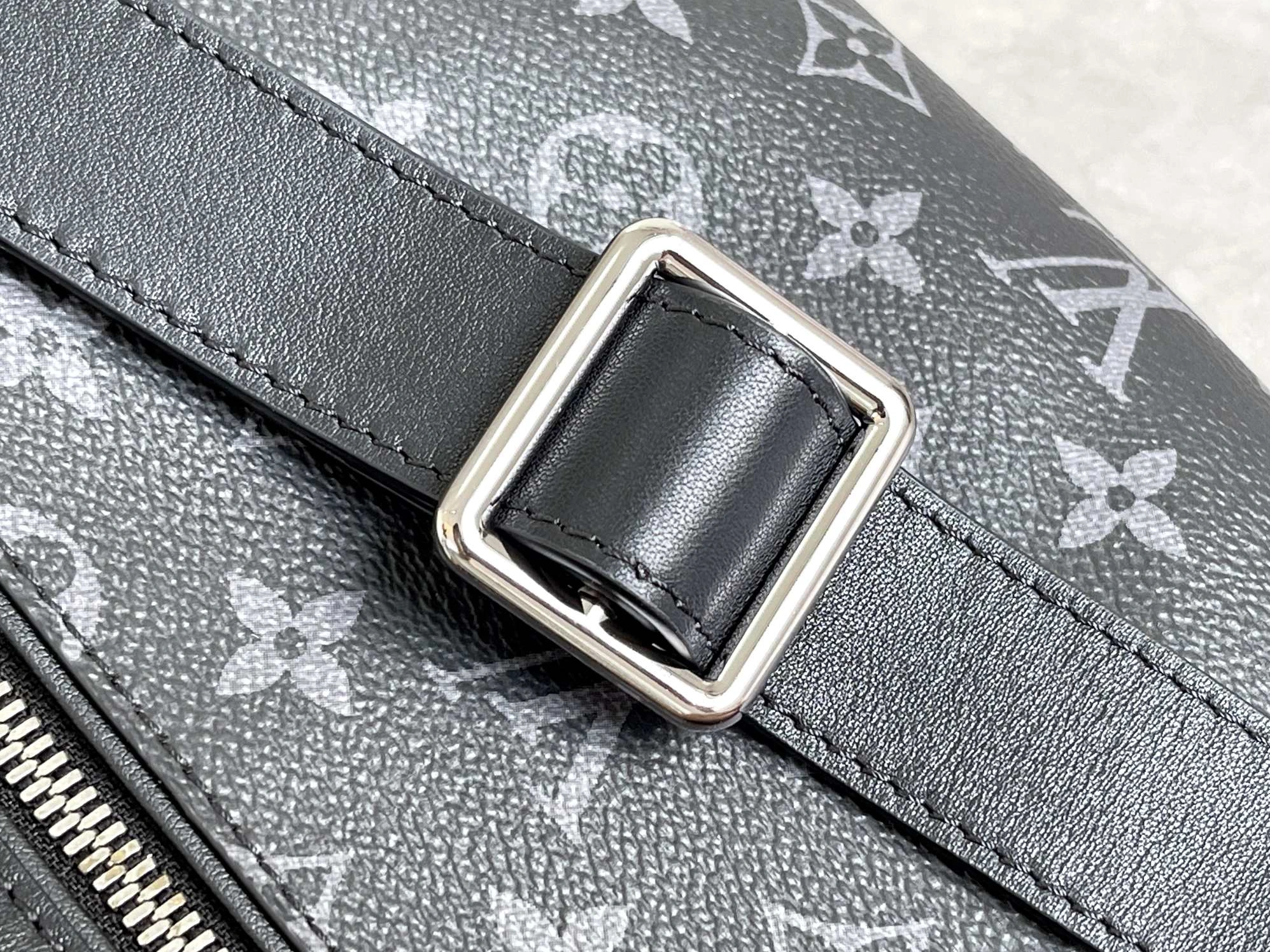 Louis Vuitton LV AAA Quality Belt Bags Sleek 3814