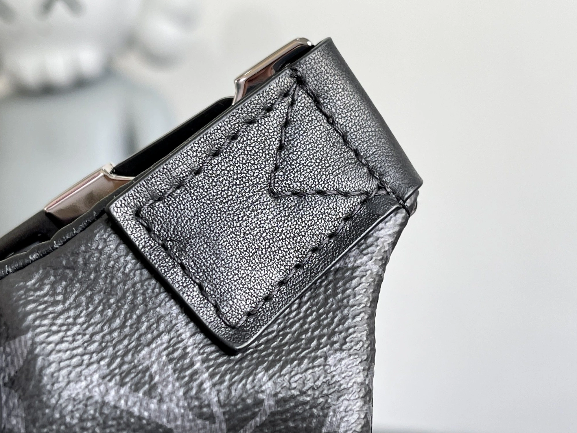 Louis Vuitton LV AAA Quality Belt Bags Sleek 3814