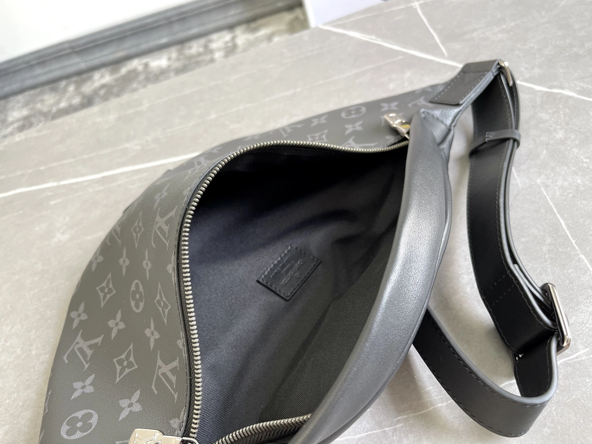 Louis Vuitton LV AAA Quality Belt Bags Sleek 3814