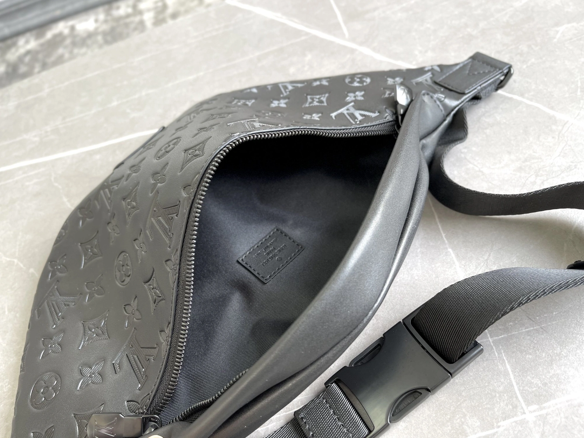 Louis Vuitton LV AAA Quality Belt Bags Sophisticated 7126