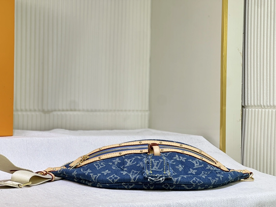 Louis Vuitton LV AAA Quality Belt Bags Versatile 5230