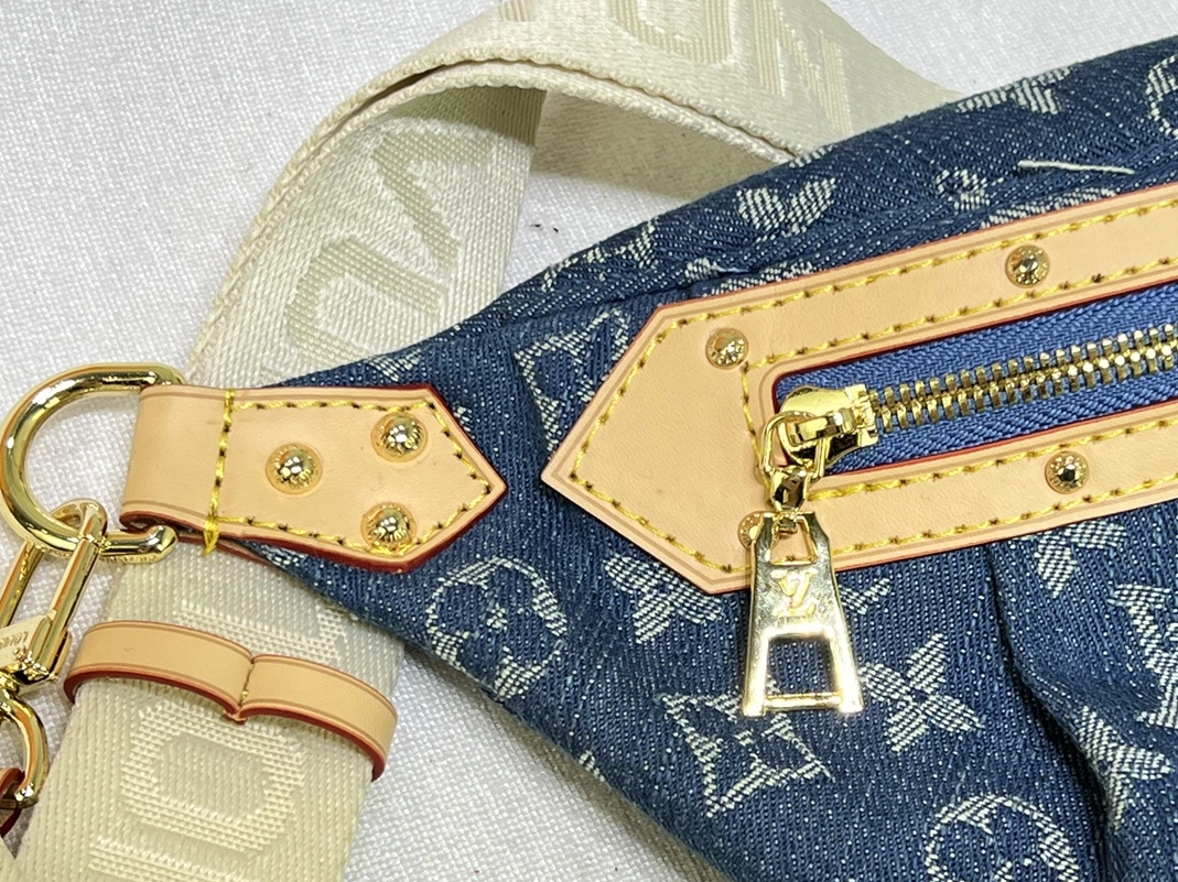 Louis Vuitton LV AAA Quality Belt Bags Versatile 5230