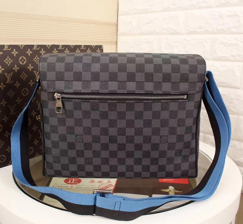 Louis Vuitton LV AAA Quality Messenger Bags For Men Cozy 947