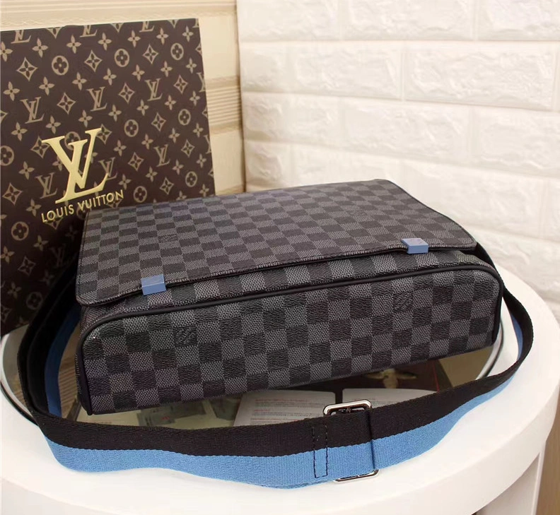 Louis Vuitton LV AAA Quality Messenger Bags For Men Cozy 947