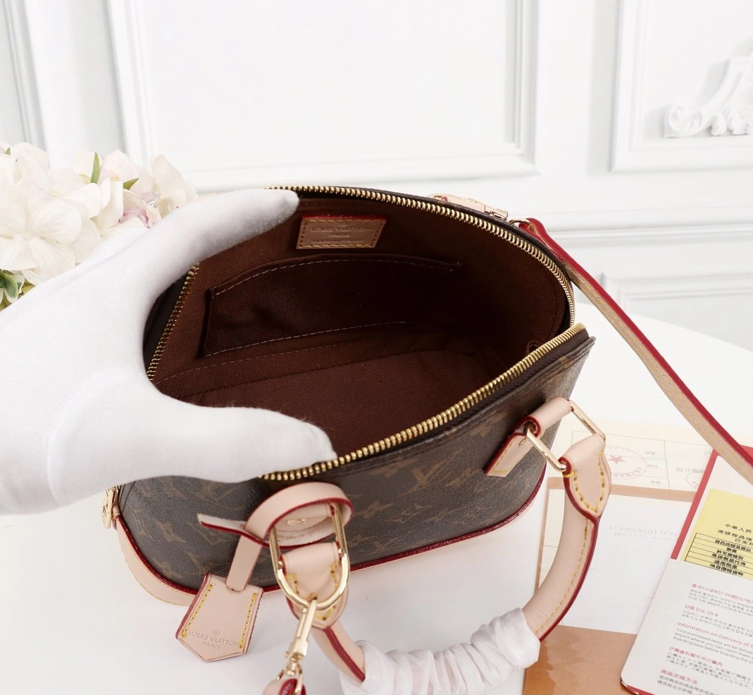 Louis Vuitton LV AAA Quality Messenger Bags For Women Breathable 5712