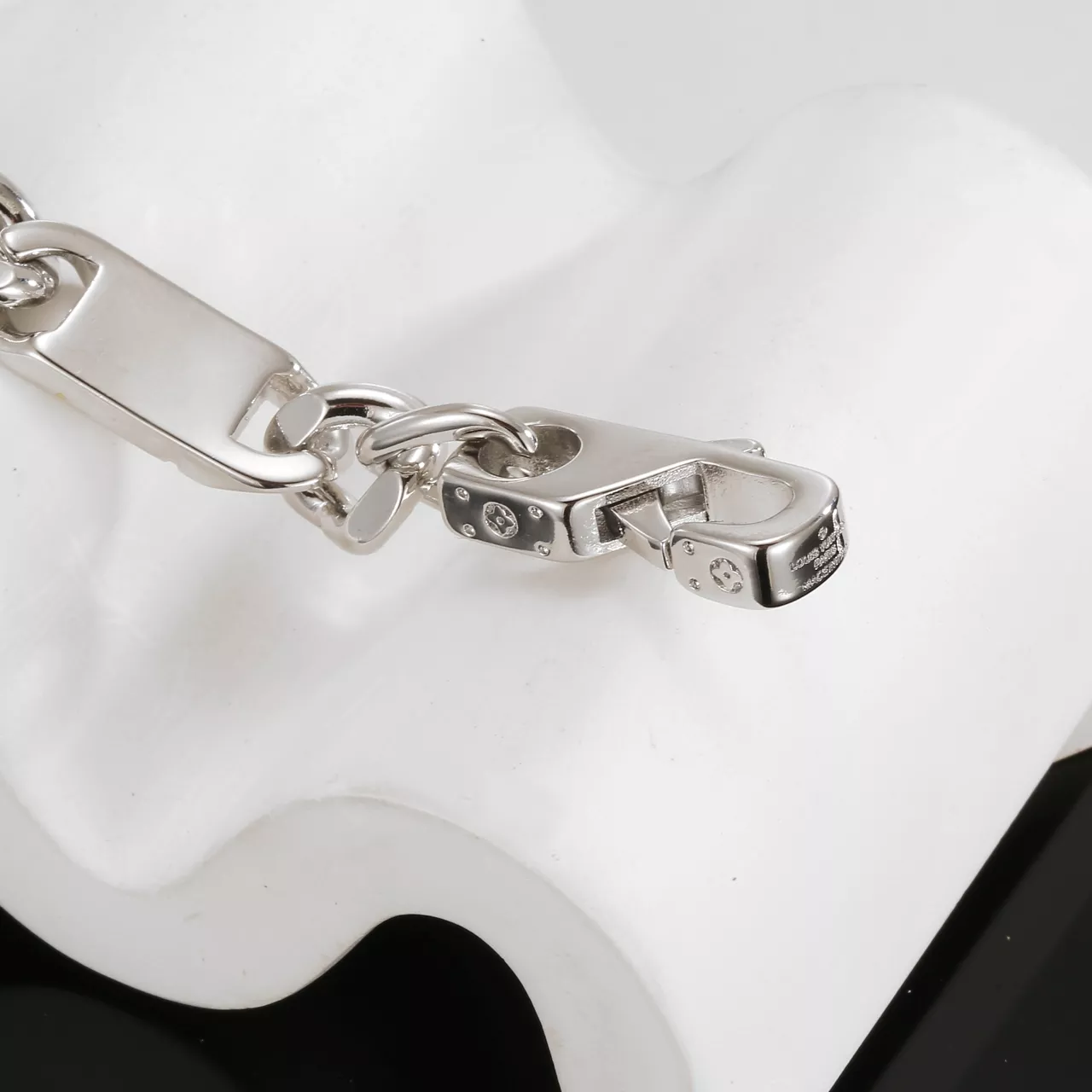 Louis Vuitton LV Bracelets Durable 1305