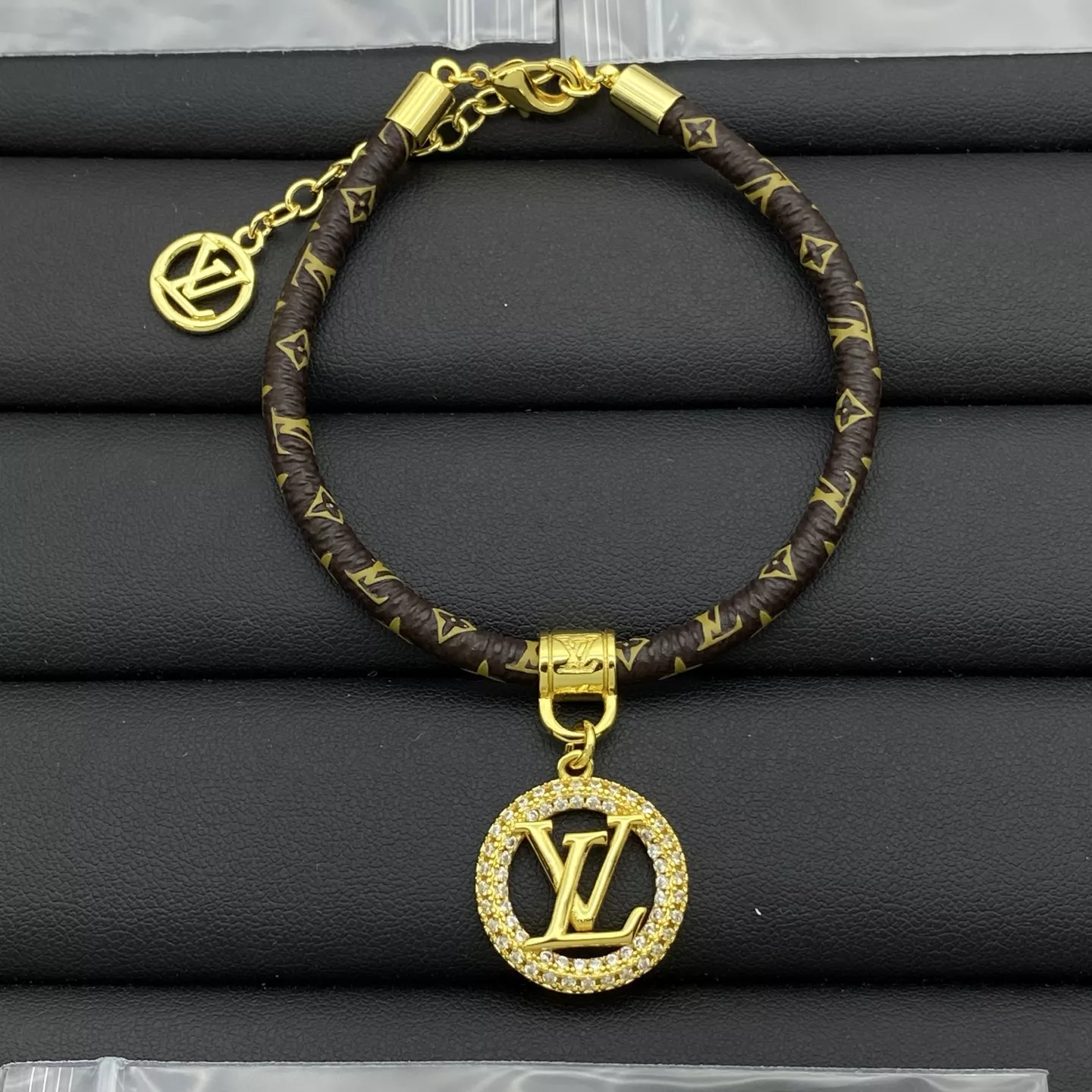 Louis Vuitton LV Bracelets ModernLook 4111