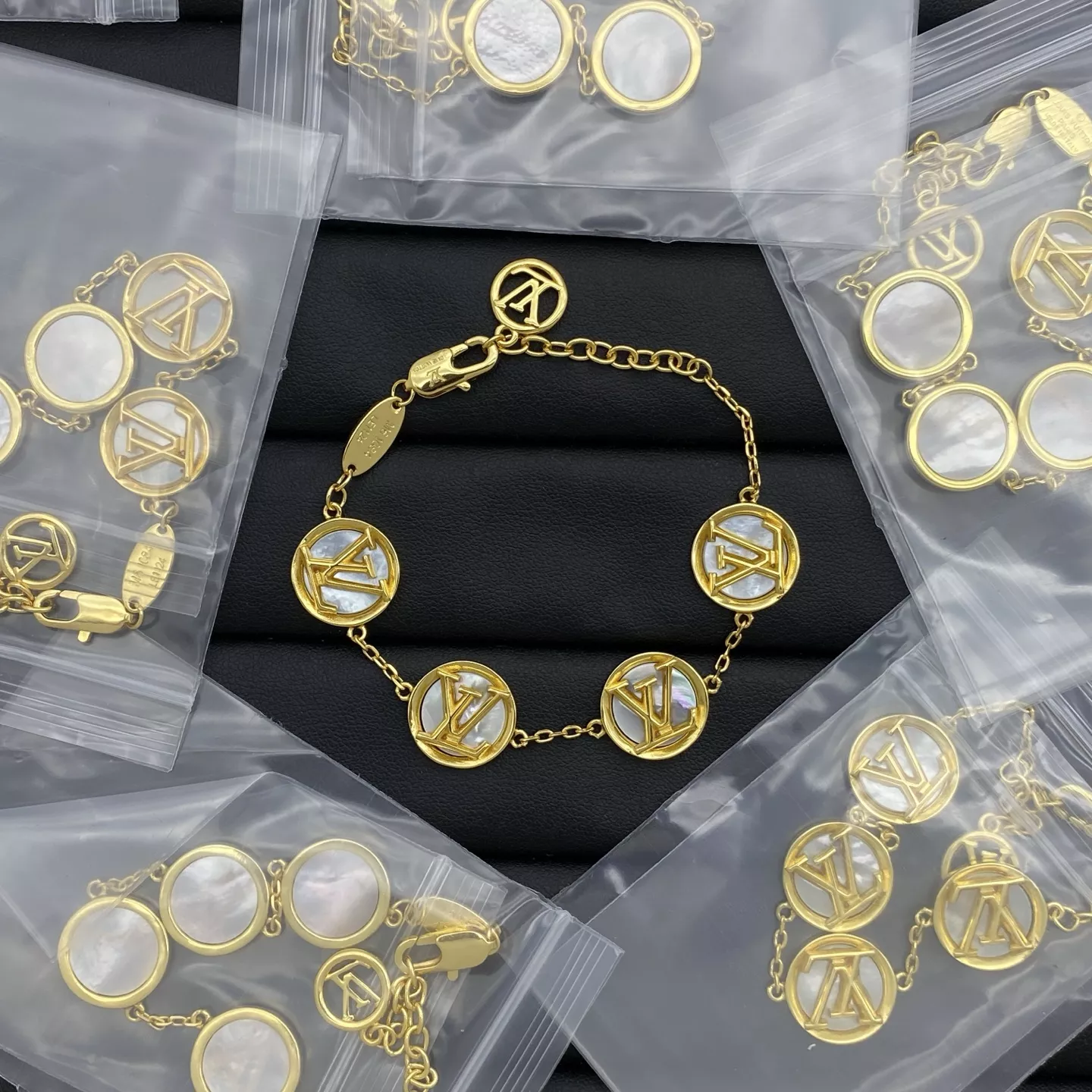 Louis Vuitton LV Bracelets Reliable 394
