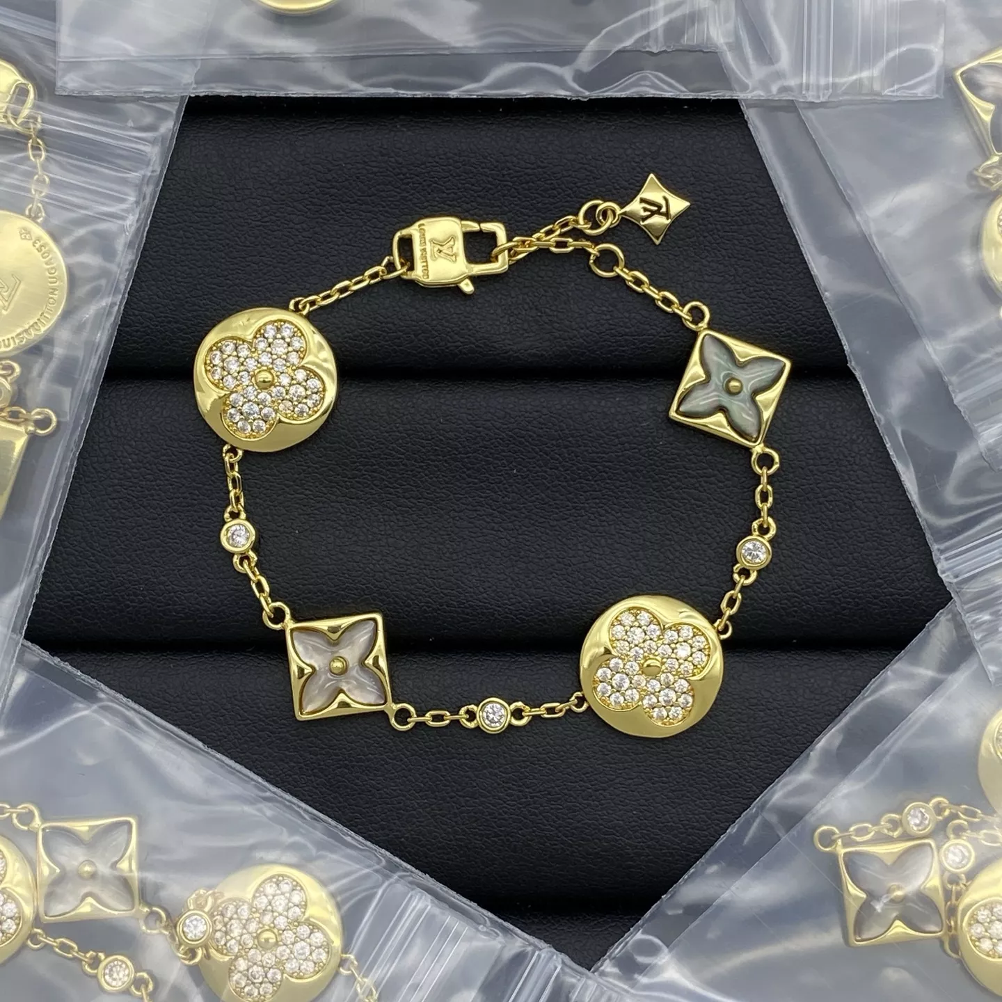 Louis Vuitton LV Bracelets StreetReady 3213