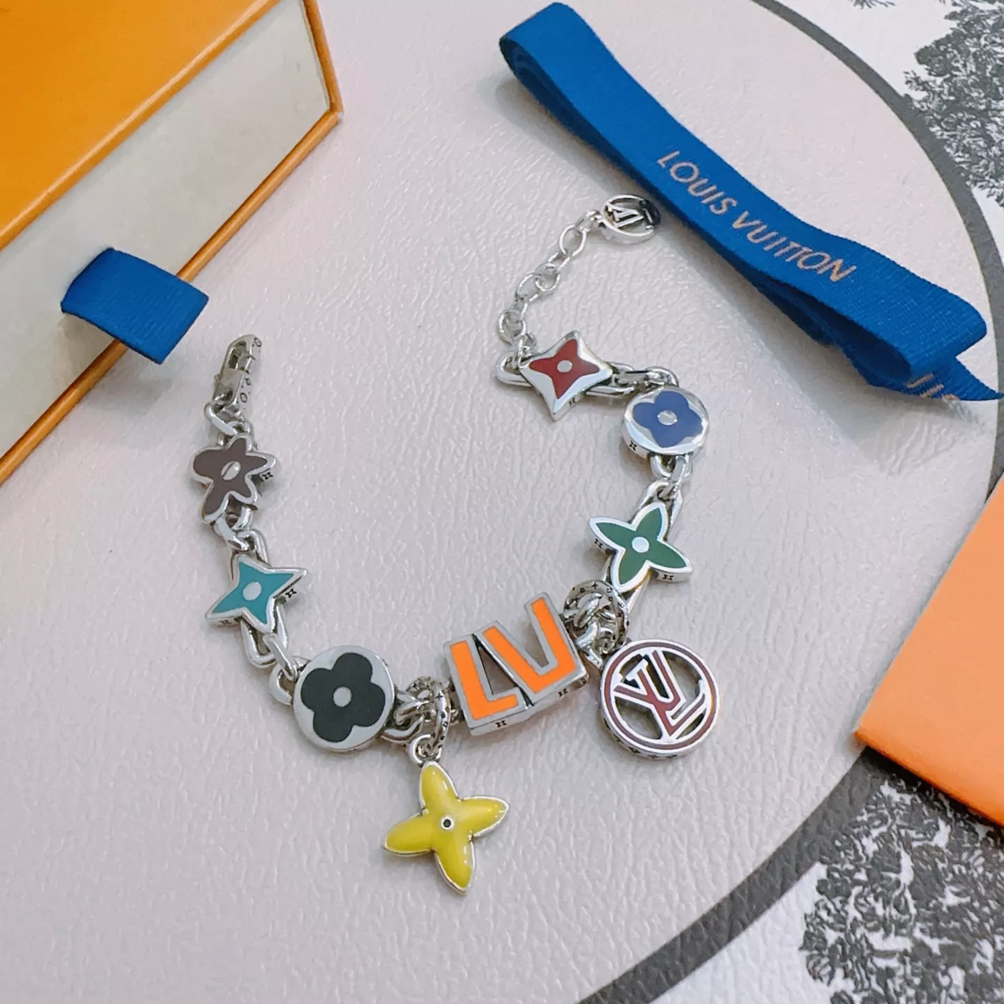 Louis Vuitton LV Bracelets Trendsetting 8673