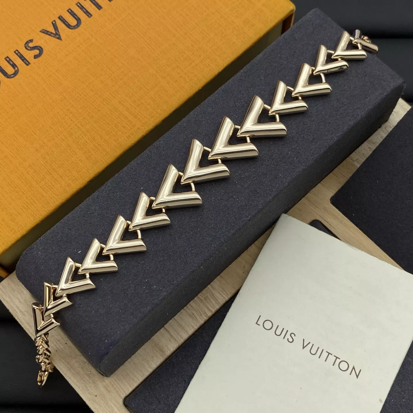 Louis Vuitton LV Bracelets Trendy 8756