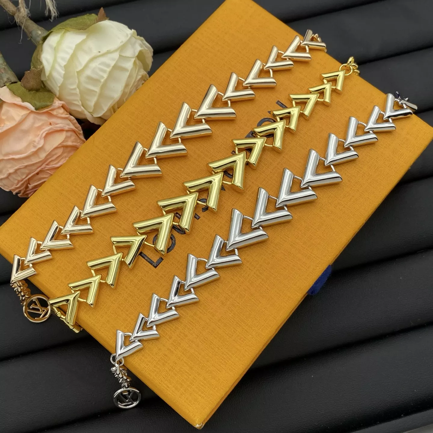 Louis Vuitton LV Bracelets Trendy 8756