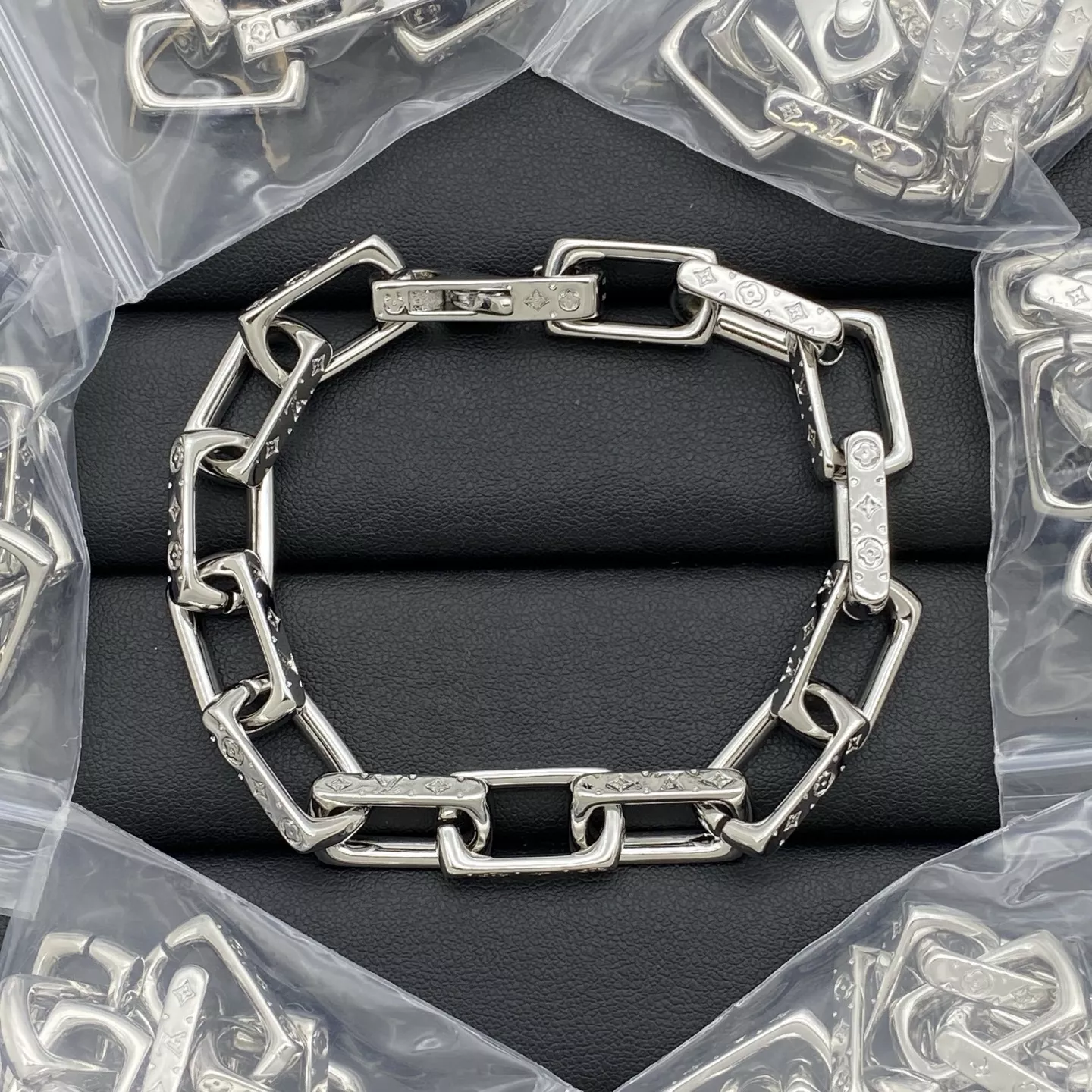 Louis Vuitton LV Bracelets Versatile 9285