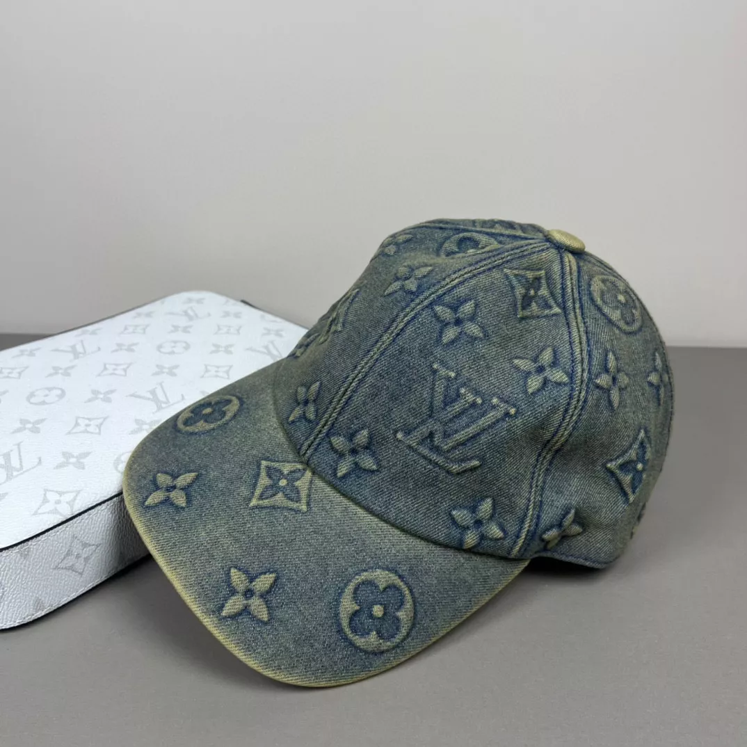 Louis Vuitton LV Caps Compact 2594