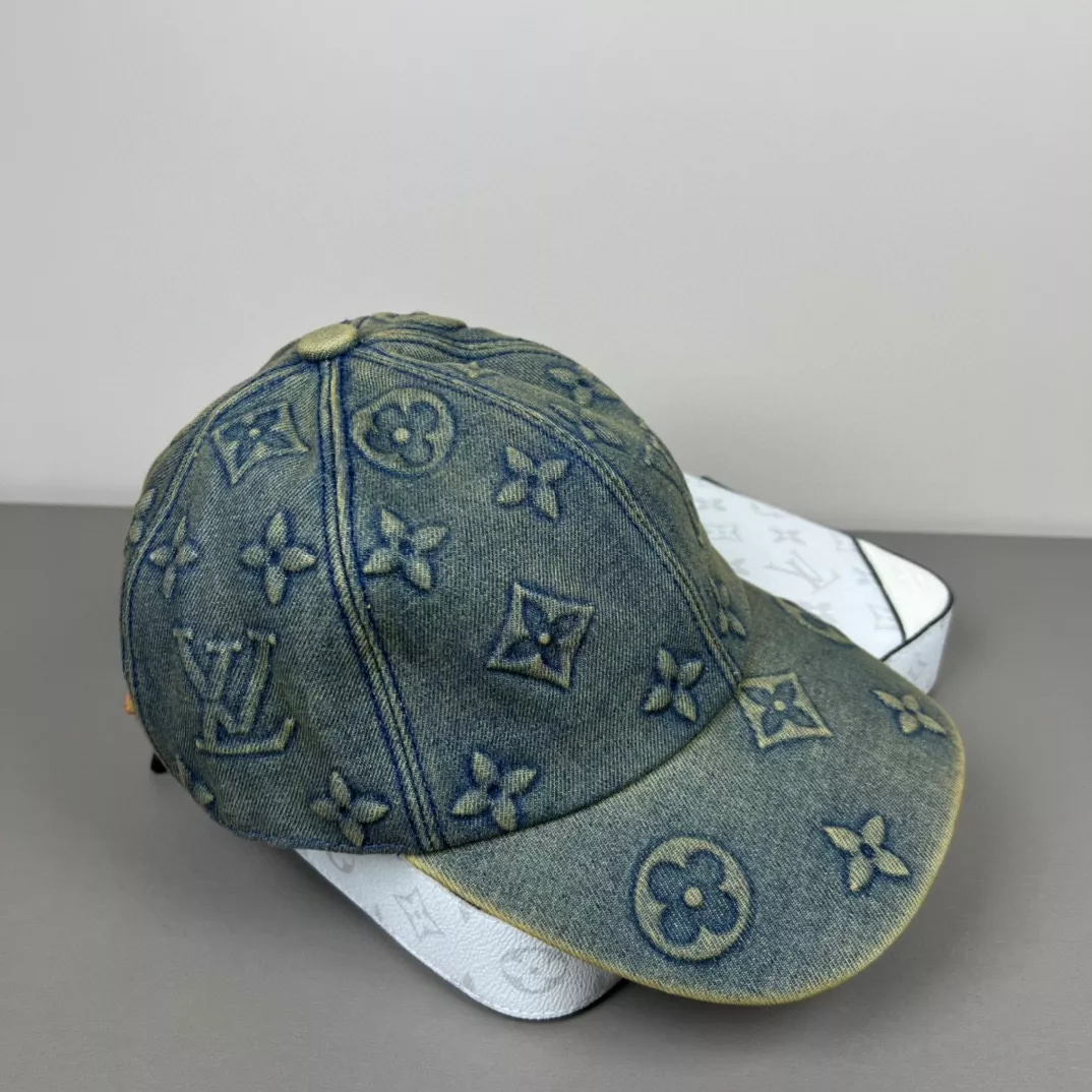 Louis Vuitton LV Caps Compact 2594