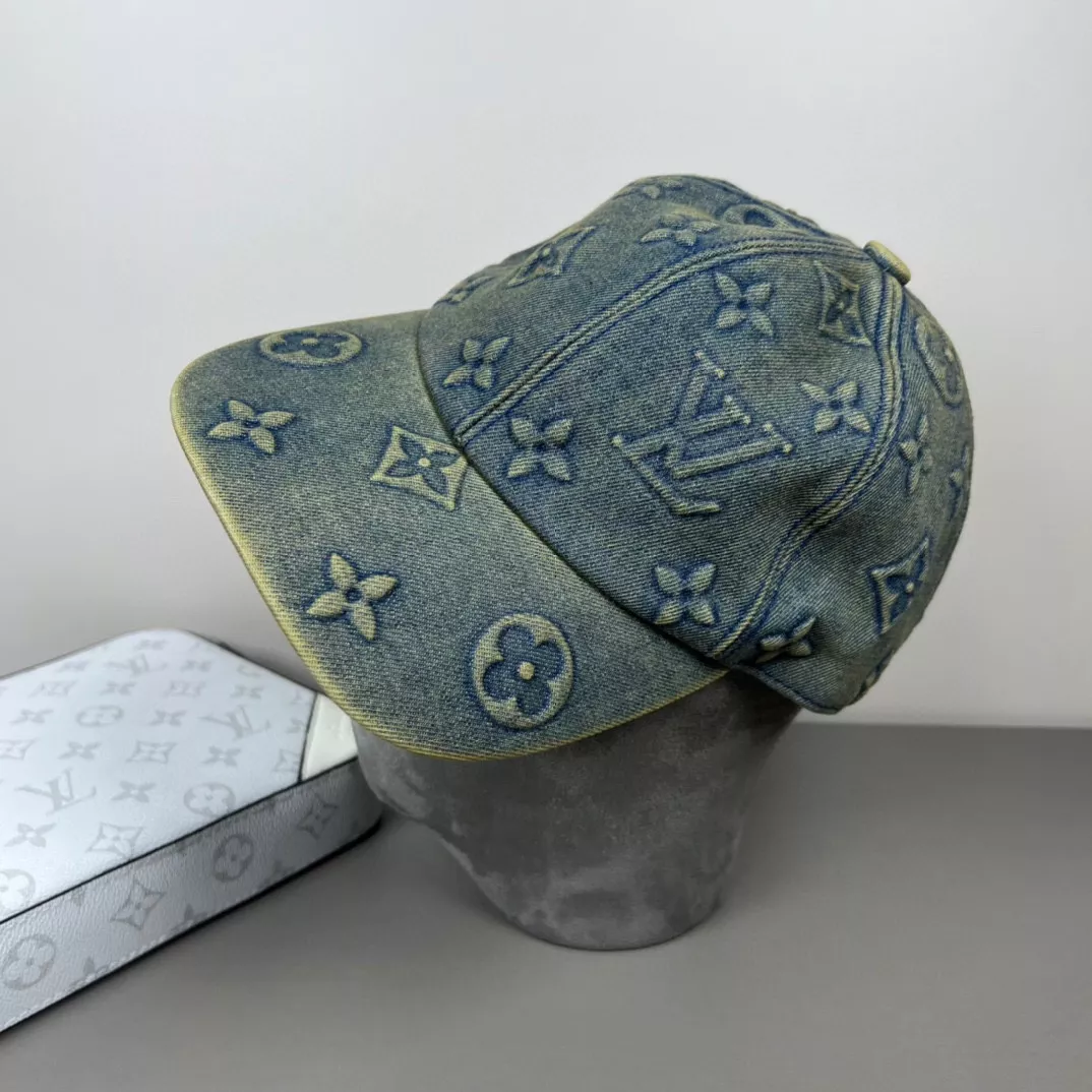 Louis Vuitton LV Caps Compact 2594