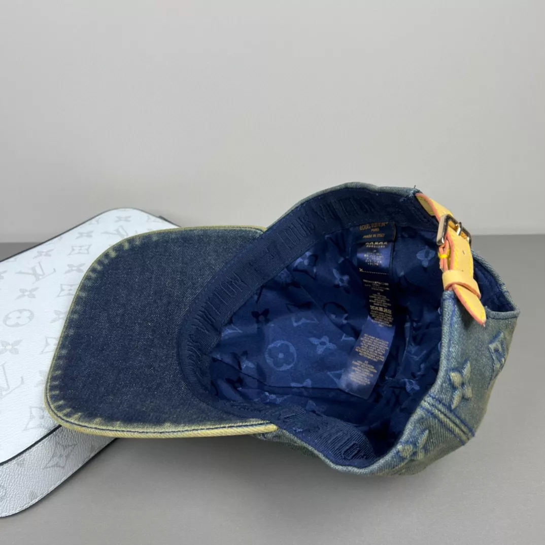 Louis Vuitton LV Caps Compact 2594