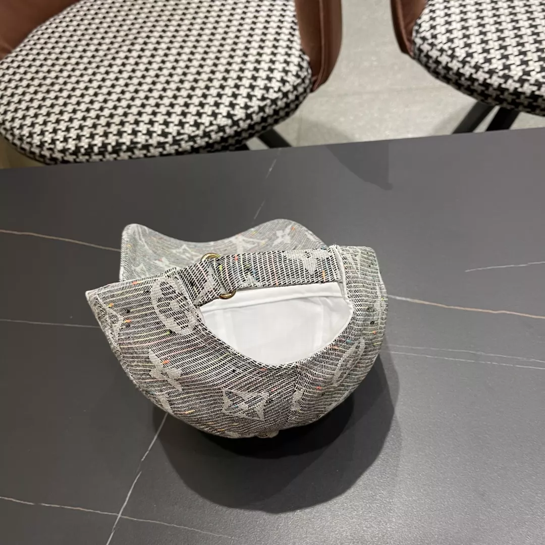 Louis Vuitton LV Caps Compact 9663