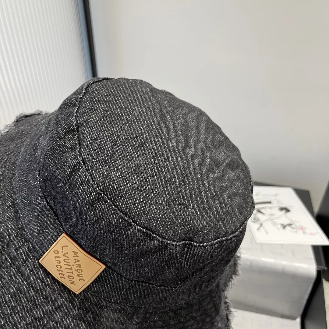 Louis Vuitton LV Caps EyeCatching 8827