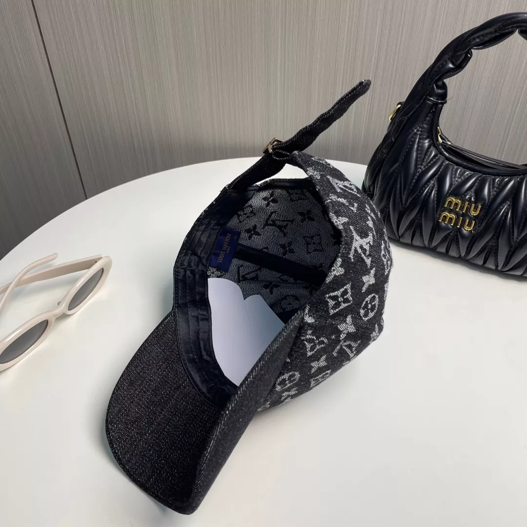 Louis Vuitton LV Caps ModernLook 2525