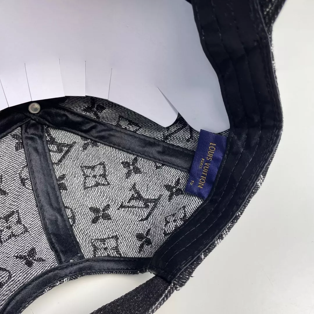 Louis Vuitton LV Caps ModernLook 2525