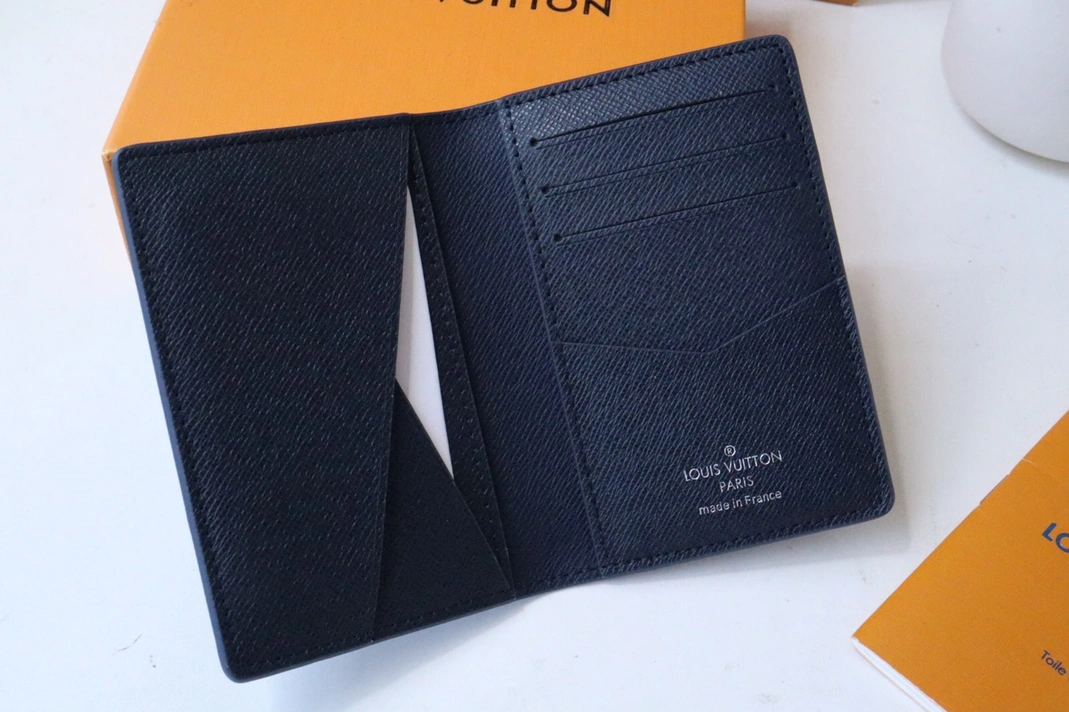 Louis Vuitton LV Card Case Comfortable 598