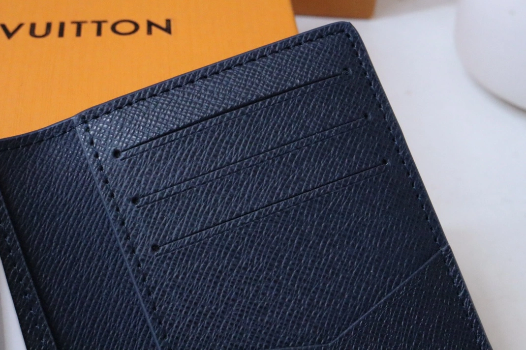 Louis Vuitton LV Card Case Comfortable 598