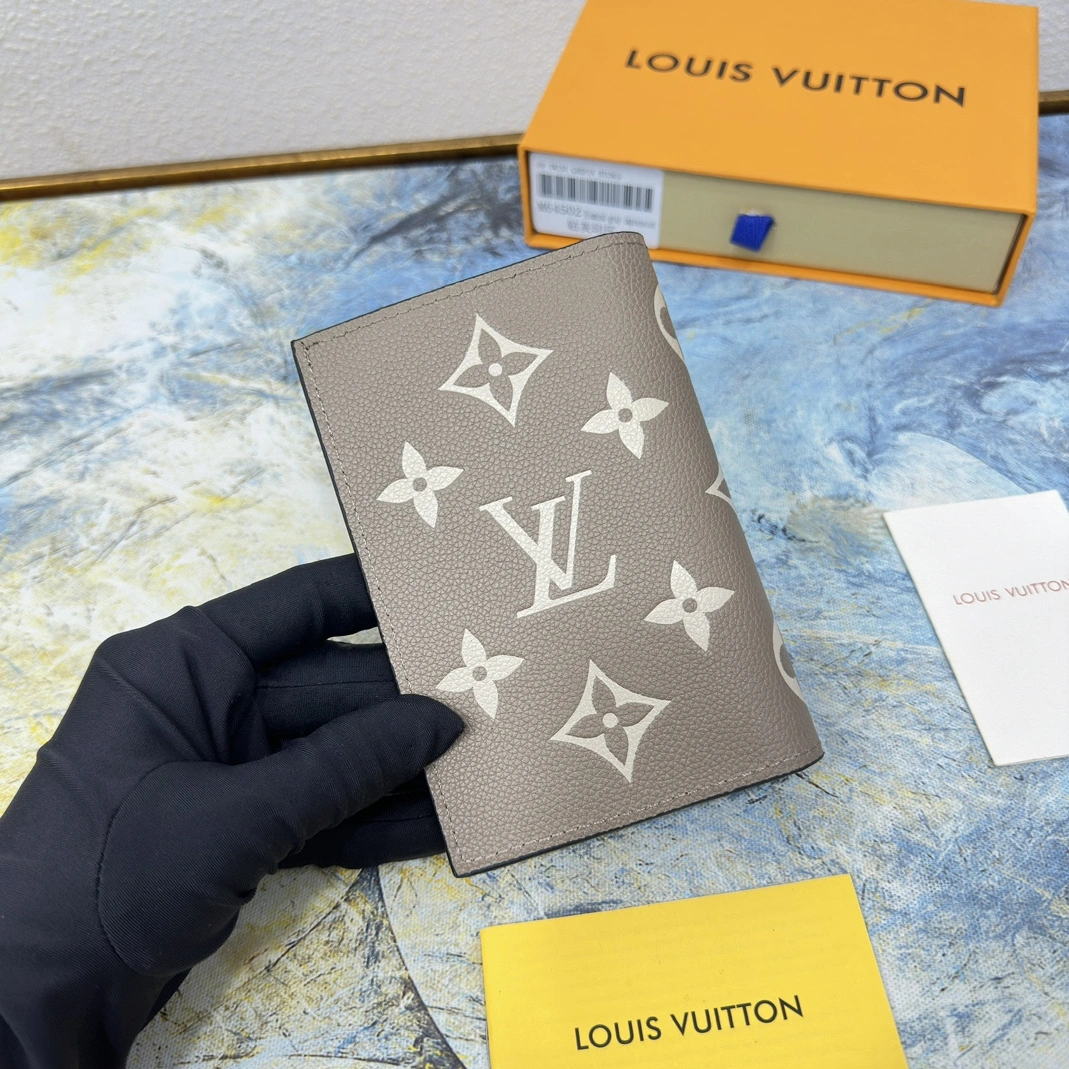 Louis Vuitton LV Card Case For Unisex Minimalist 2590
