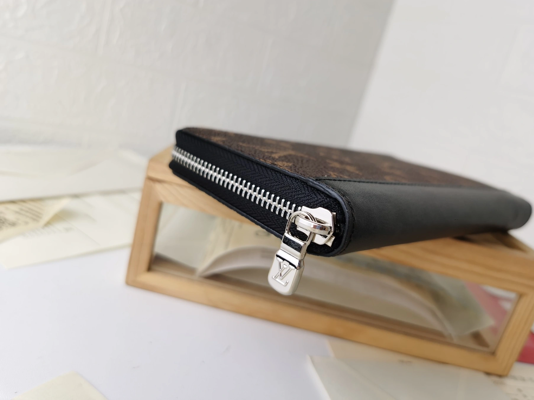 Louis Vuitton LV Card Case For Unisex Modern 8948