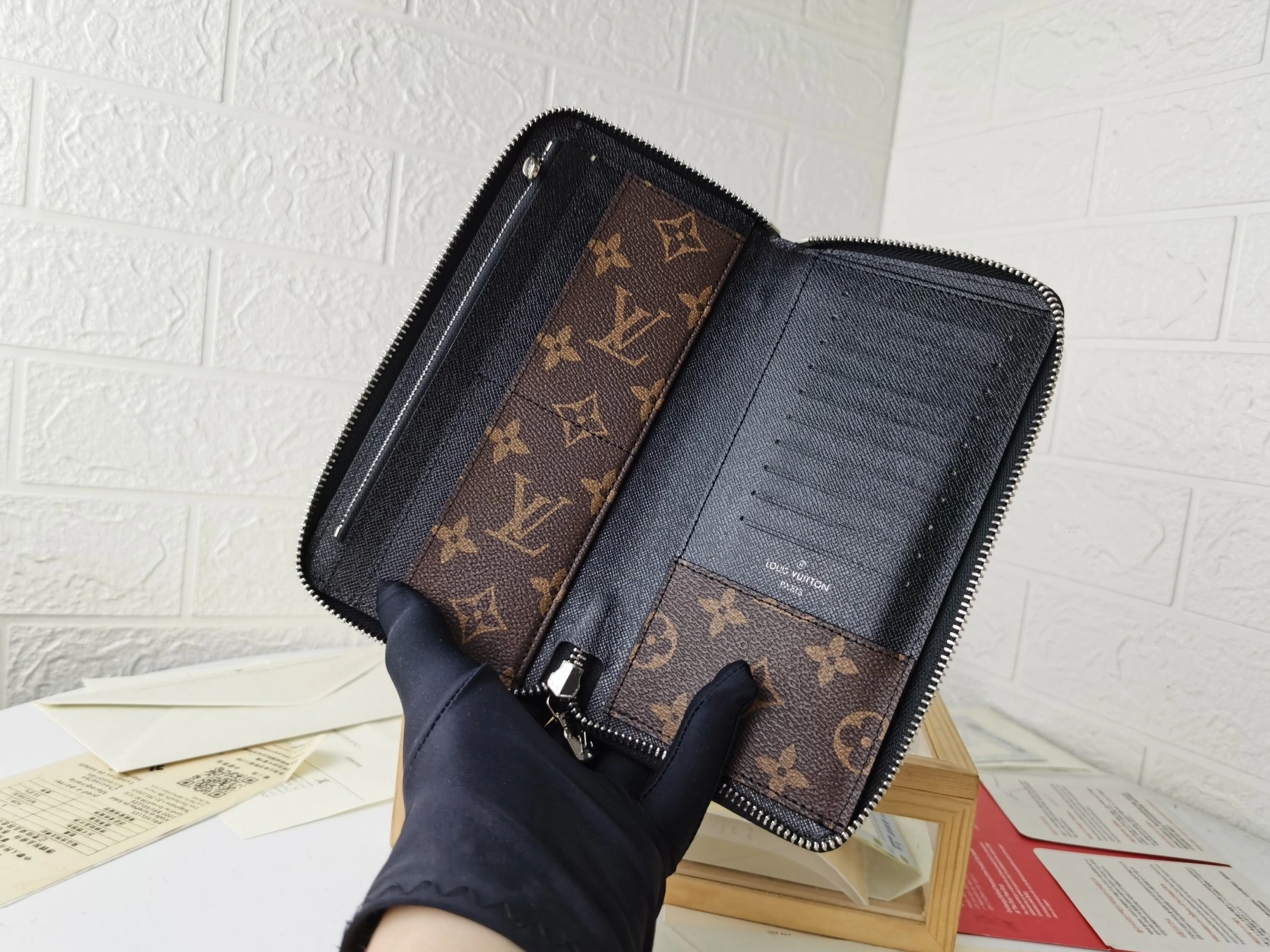 Louis Vuitton LV Card Case For Unisex Modern 8948