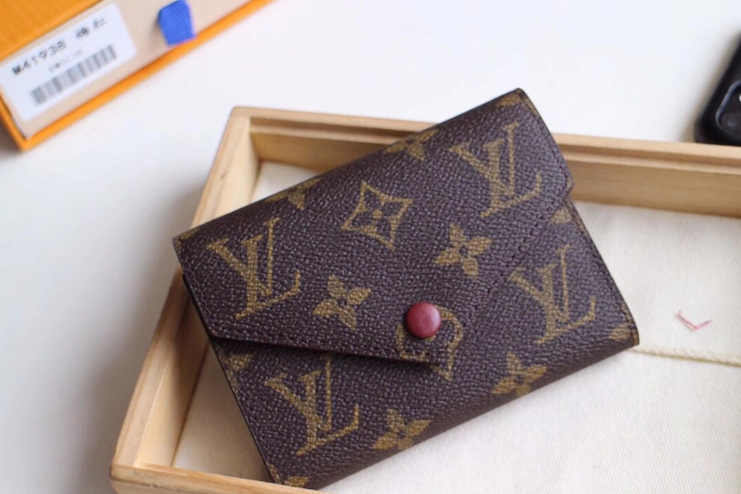 Louis Vuitton LV Card Case WellDesigned 3930