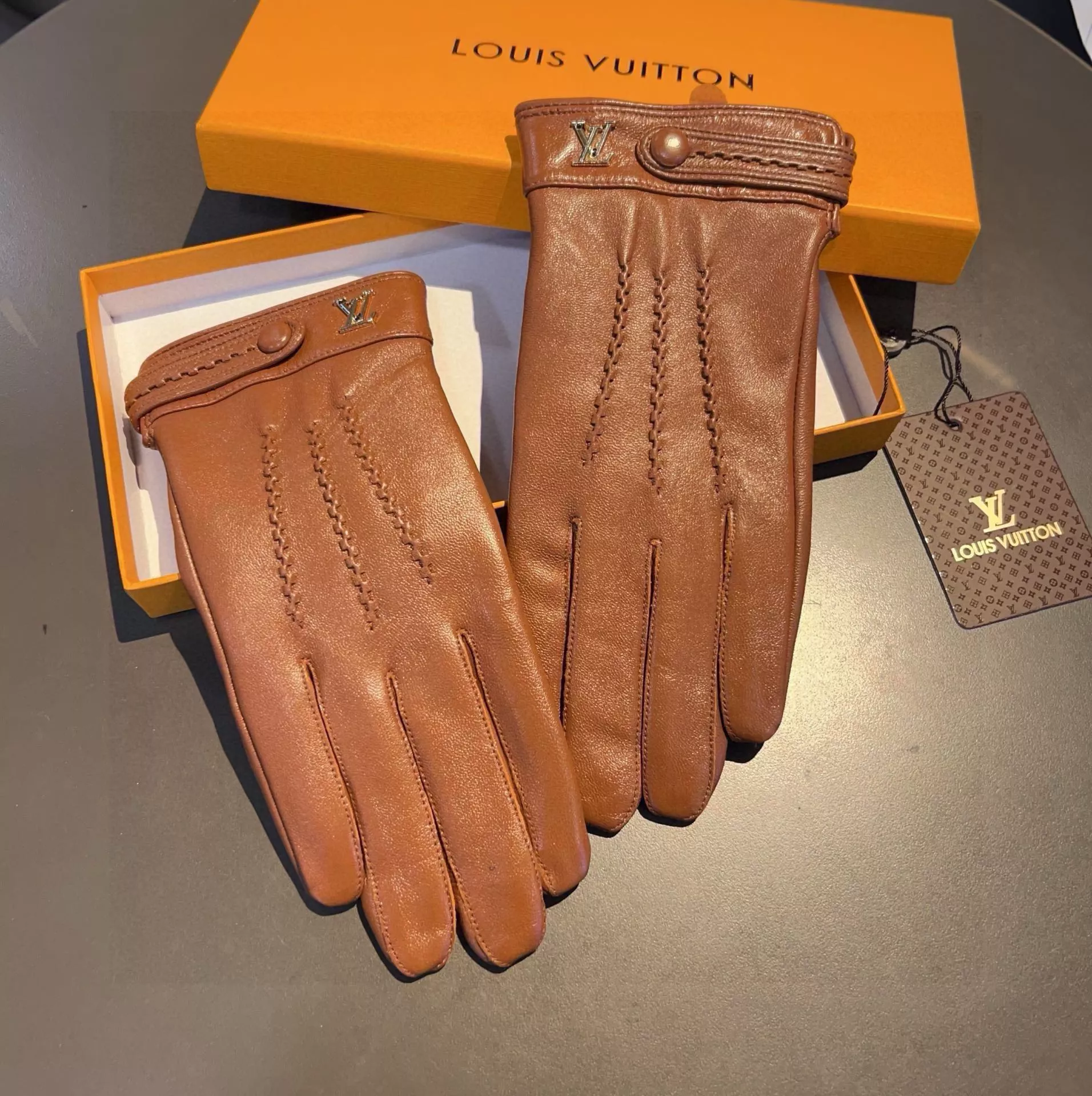 Louis Vuitton LV Gloves For Men Trendsetting 8493
