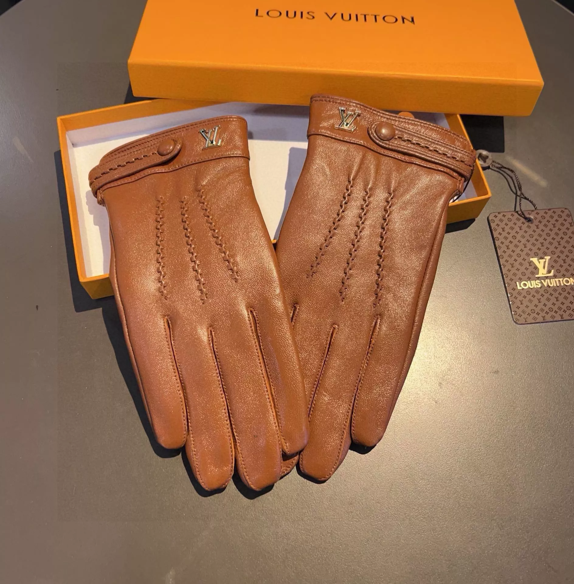 Louis Vuitton LV Gloves For Men Trendsetting 8493