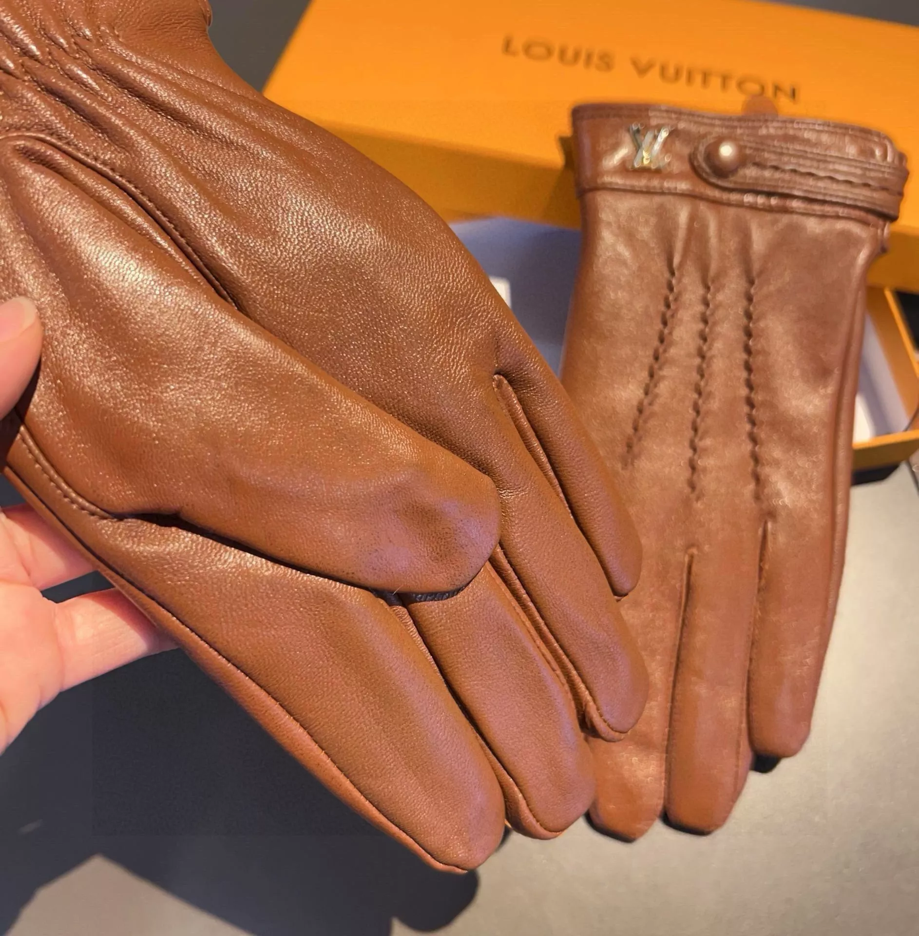 Louis Vuitton LV Gloves For Men Trendsetting 8493